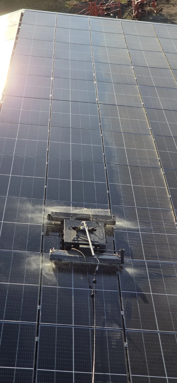 Robot de nettoyage Solartrax en intervention sur une toiture photovoltaïque en Aveyron